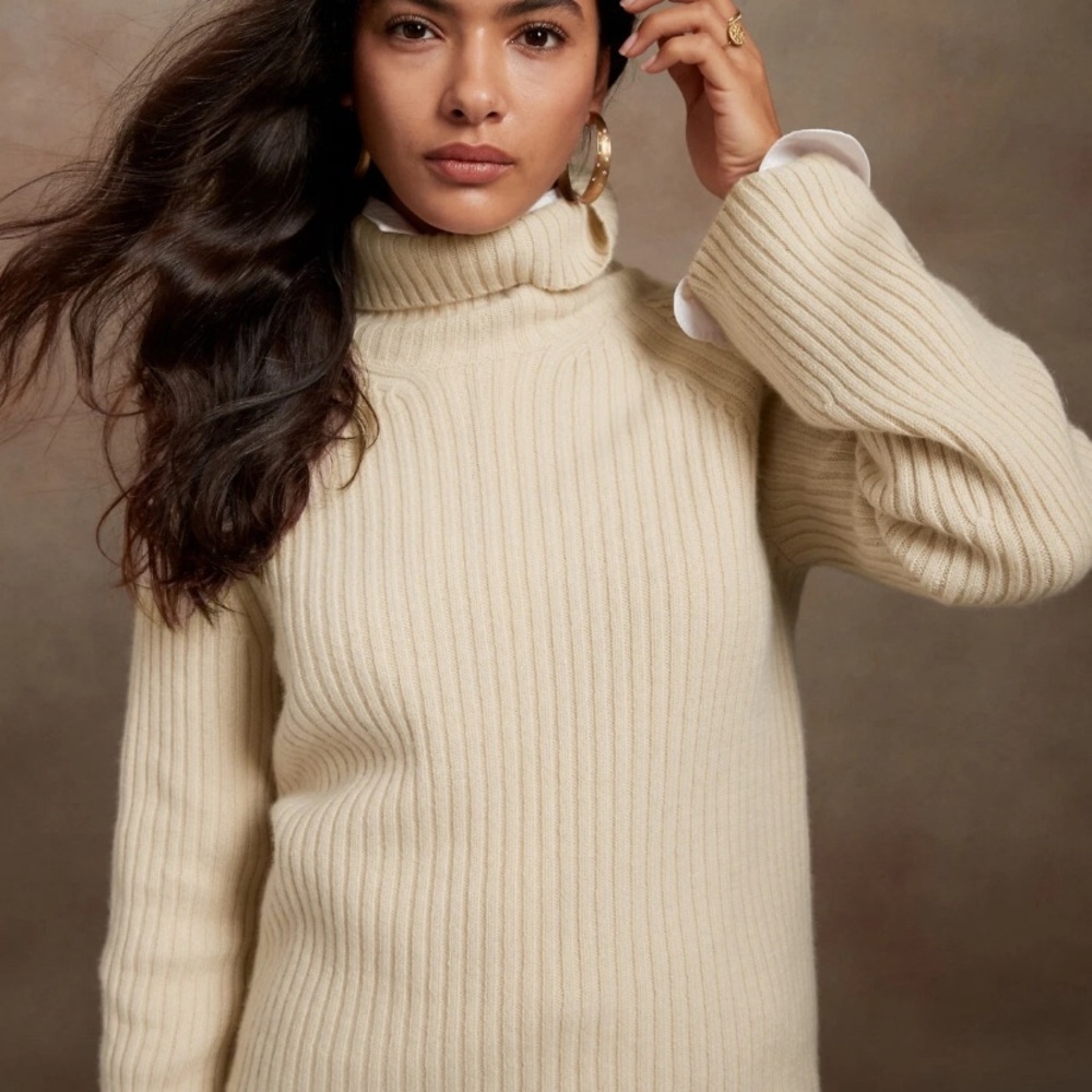 Banana Republic thick gauge cashmere knit  turtleneck sweater - fits SIZE 4